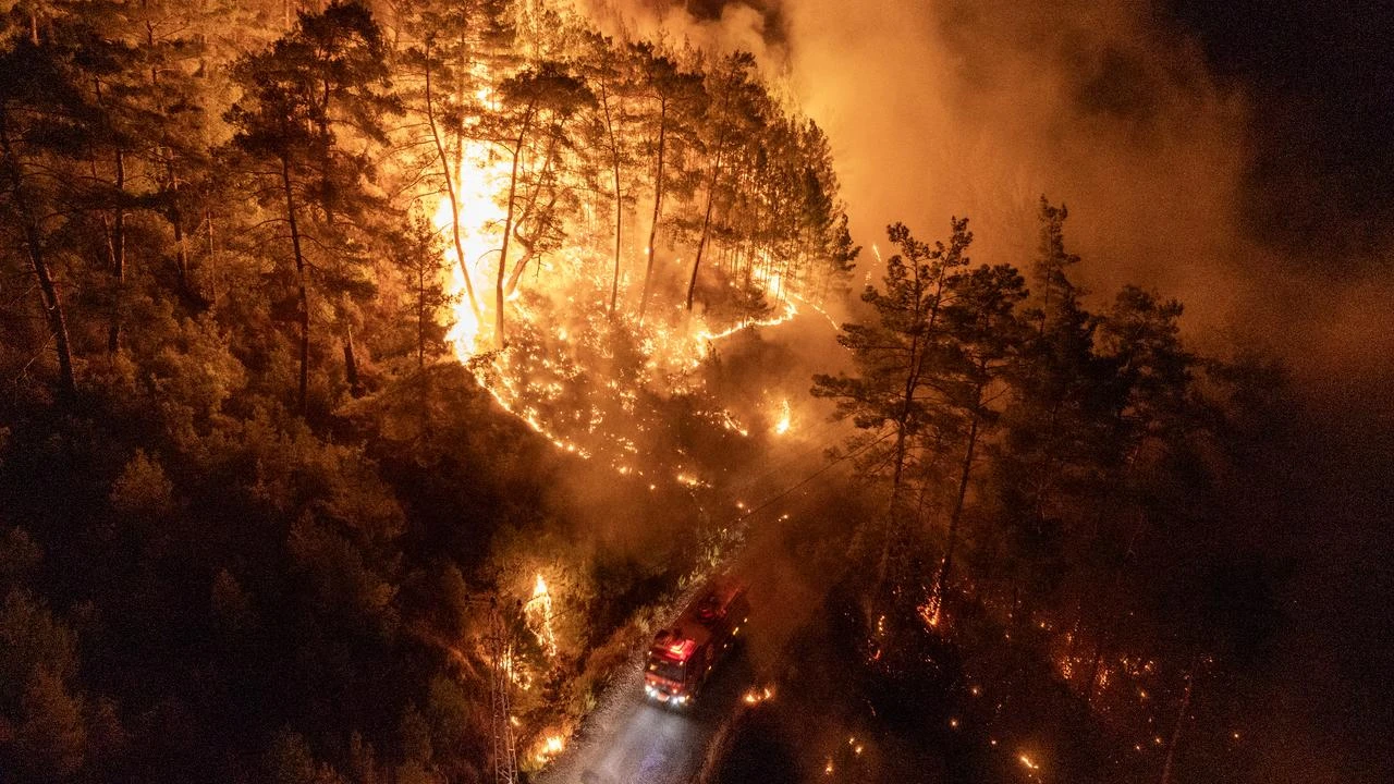 Antalya on fire as blazes spread through Kas, Alanya and Kumluca