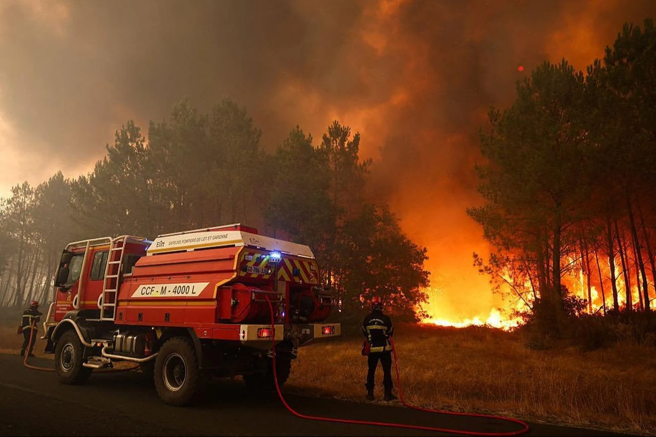 Fires burn near the southwestern town of Le Porge, France. (AFP photo)