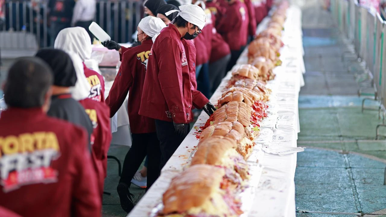 Mexico City builds 100-meter torta in Guinness World Record bid