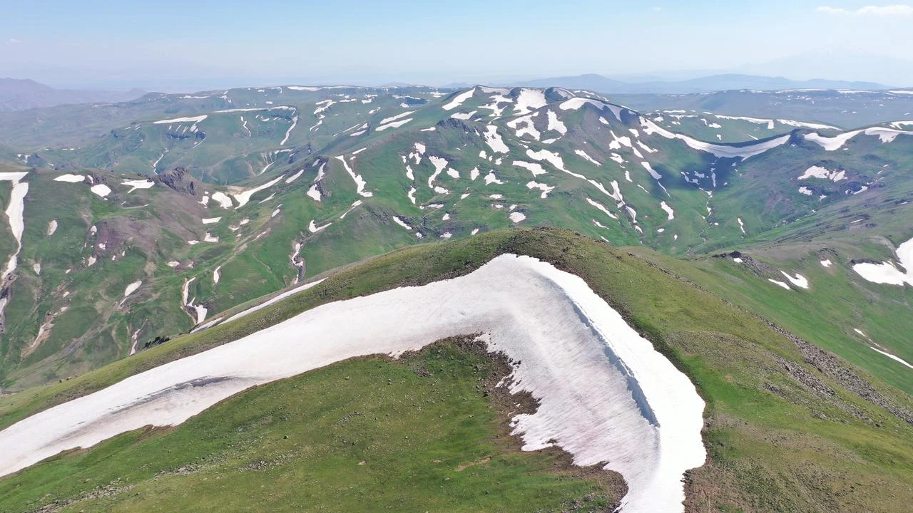 Nature lovers trade heatwave for Agri's snow-capped peaks