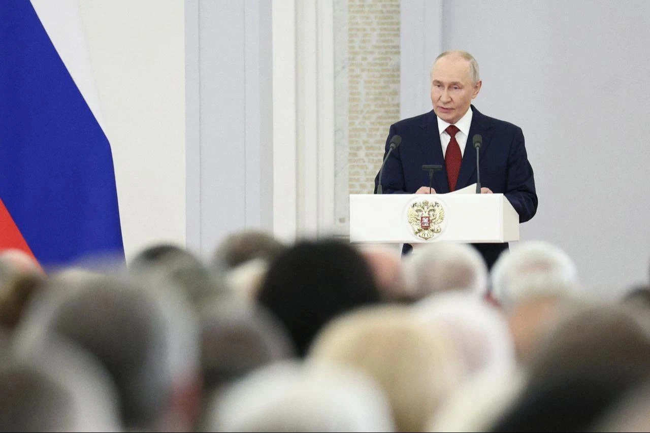 In this pool photograph distributed by the Russian state agency Sputnik, Russia's President Vladimir Putin hosts members of the State Duma of the Russian Federation of the eighth convocation ahead of general elections in Moscow, July 27, 2026. (Photo by Sputnik/AFP)