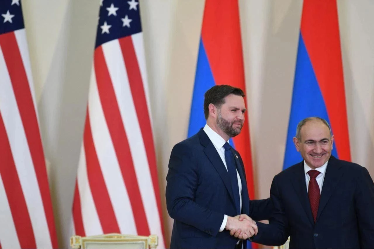 Armenian Prime Minister Nikol Pashinyan and US Vice President JD Vance shake hands after a joint press conference following their talks in Yerevan, February 9, 2026. (AFP Photo)
