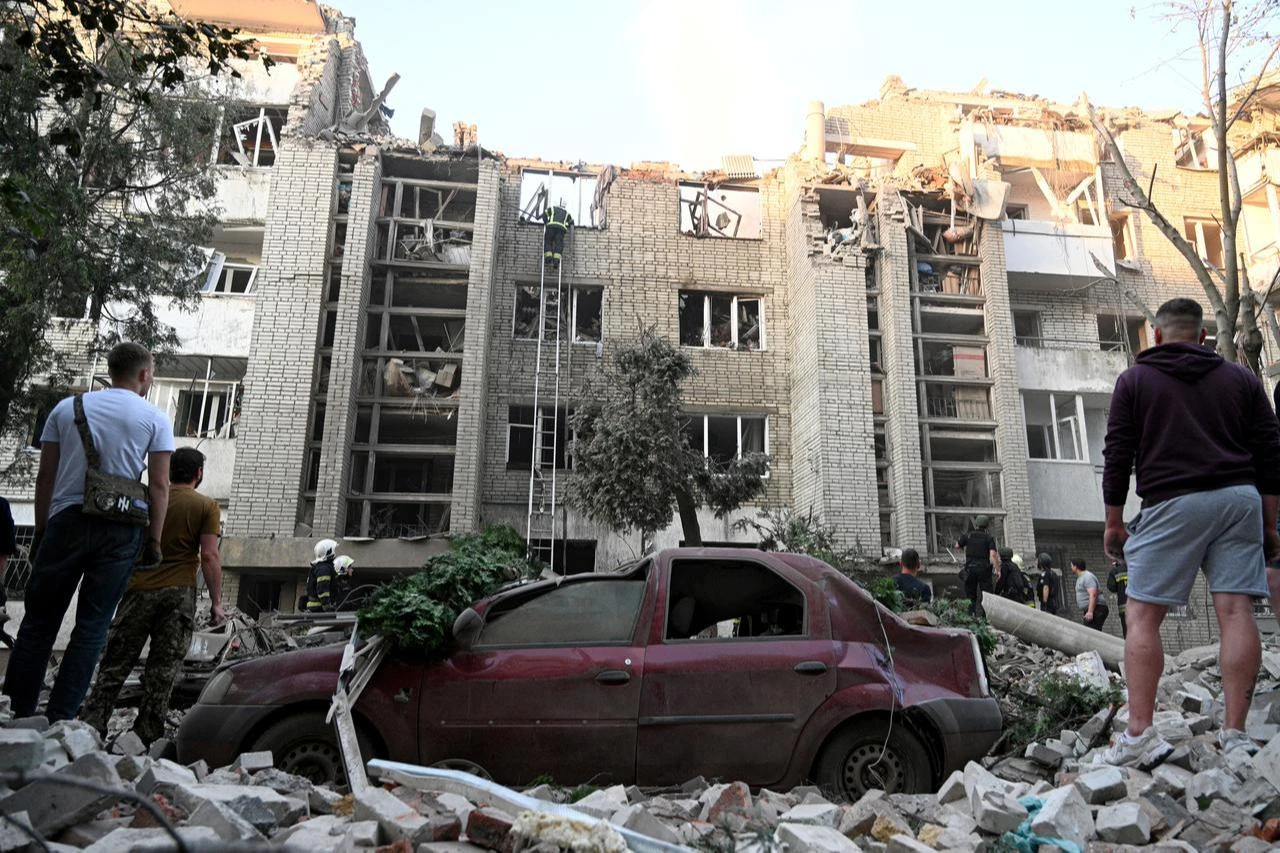 Local residents watch as first responders operate at a residential building partially destroyed as a result of Russian missile strikes in the western Ukrainian city of Lviv, July 30, 2026. (AFP Photo)