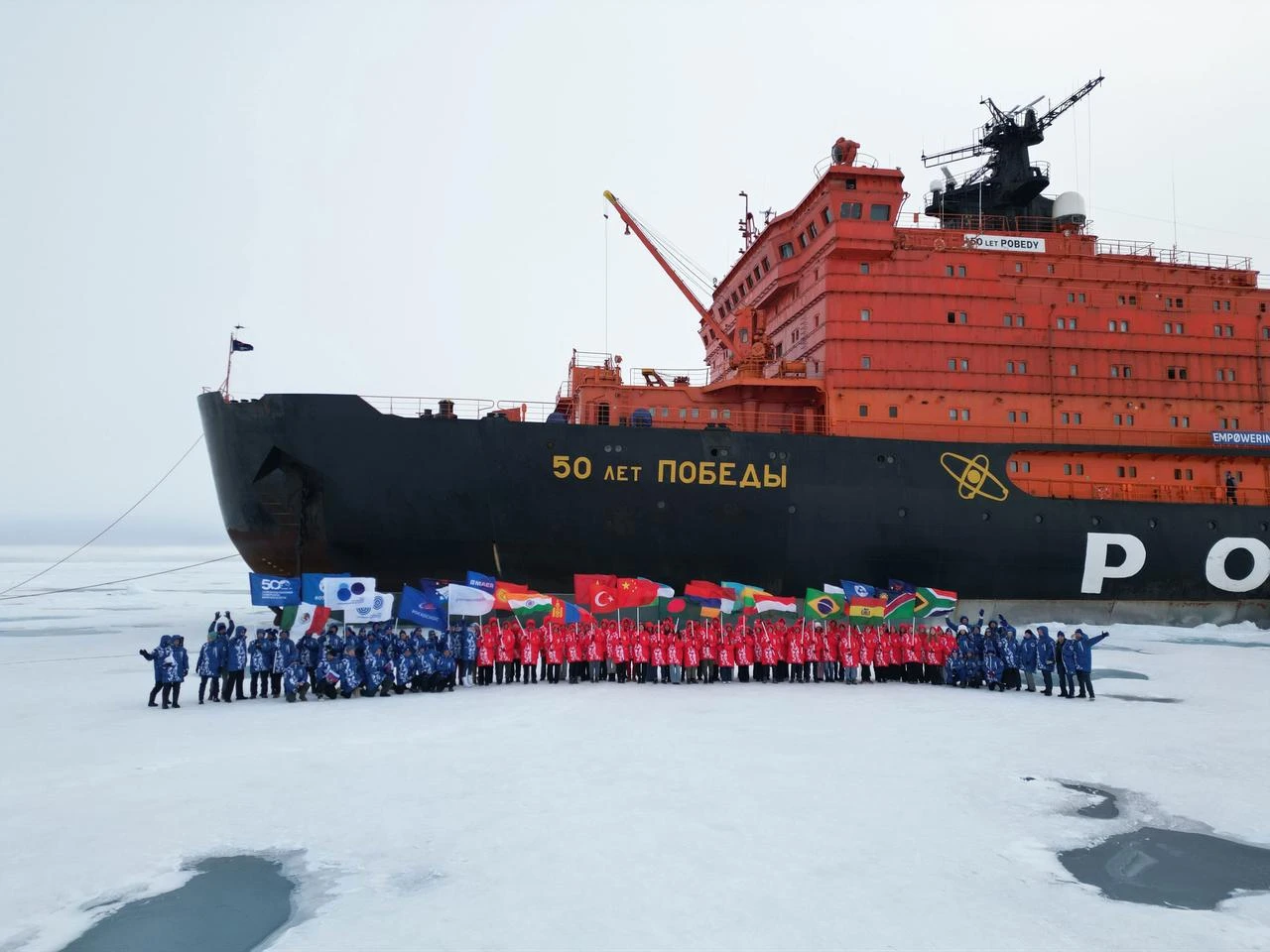 Photo of the international expedition "Icebreaker of Knowledge 2025" after reaching the North Pole. (Photo via atommedia.online)