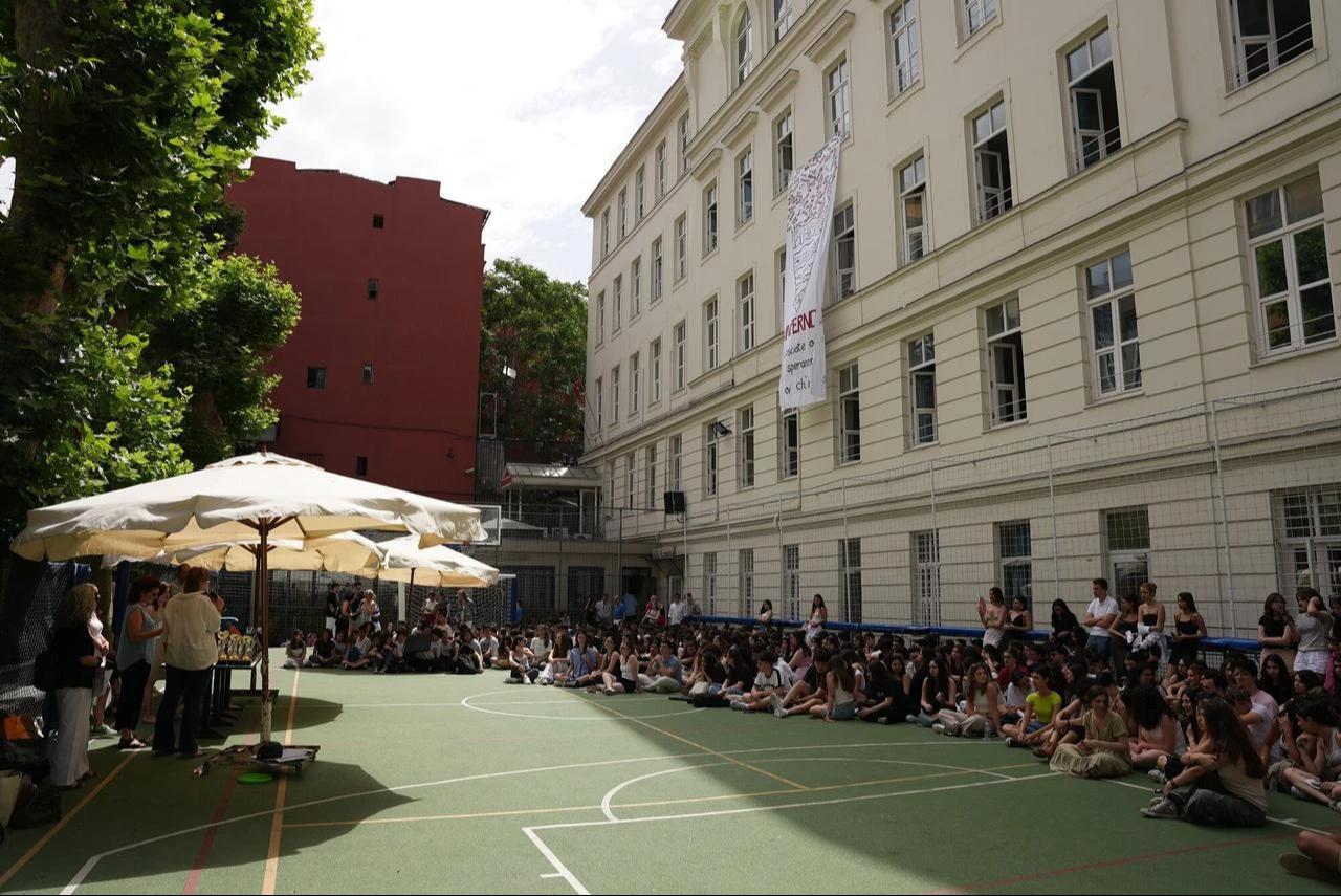 Students gather in the inner courtyard of the Private Italian High School in Istanbul during a school event on the sports court. (Photo via Liceo Italiano IMI)