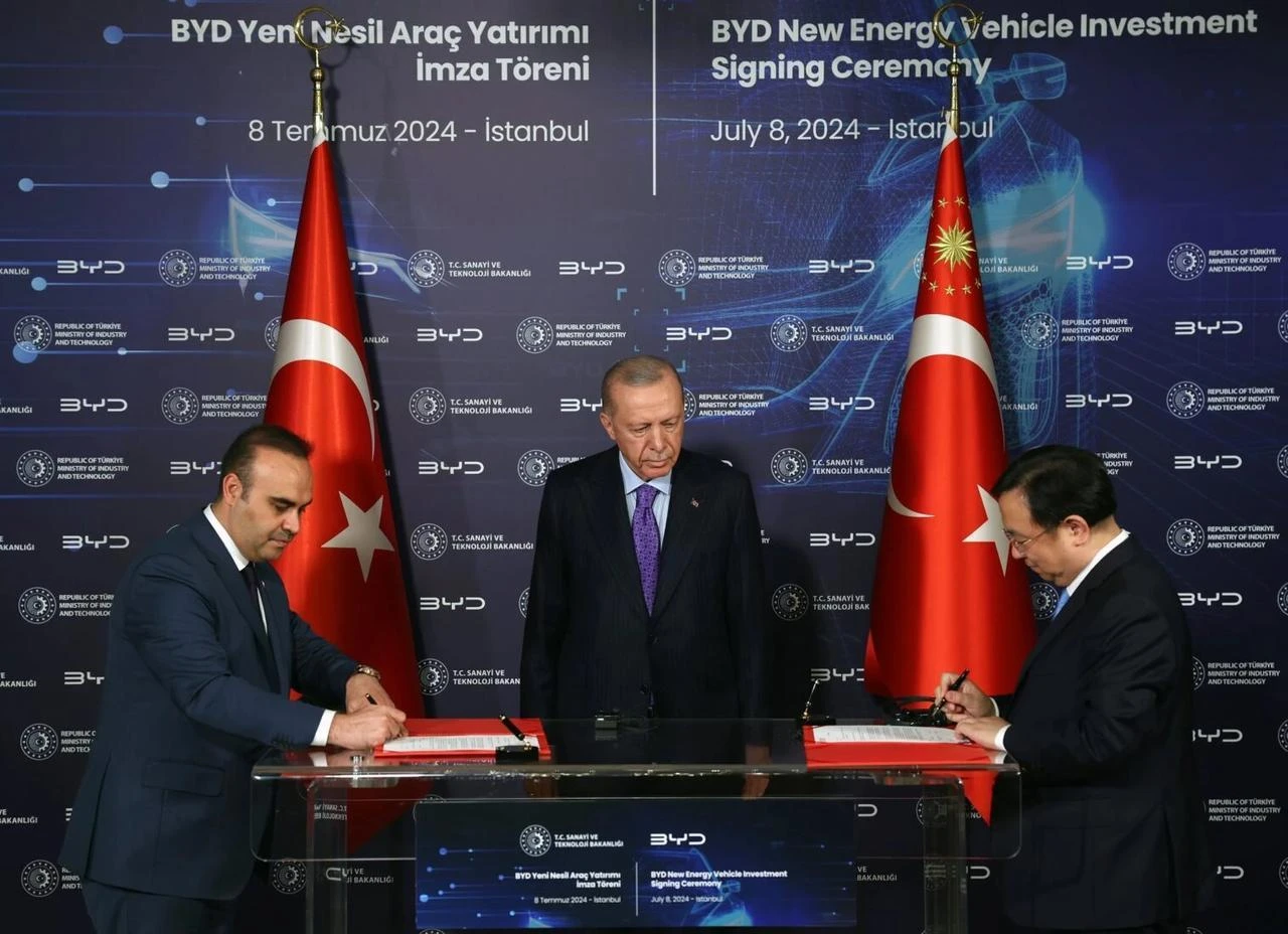 Türkiyes Industry and Technology Minister Mehmet Fatih Kacir and BYD CEO Wang Chuanfu sign a $1 billion investment agreement for a new manufacturing plant in Manisa, with President Recep Tayyip Erdogan attending the ceremony in Istanbul, Türkiye, on July 8, 2024. (AA Photo)