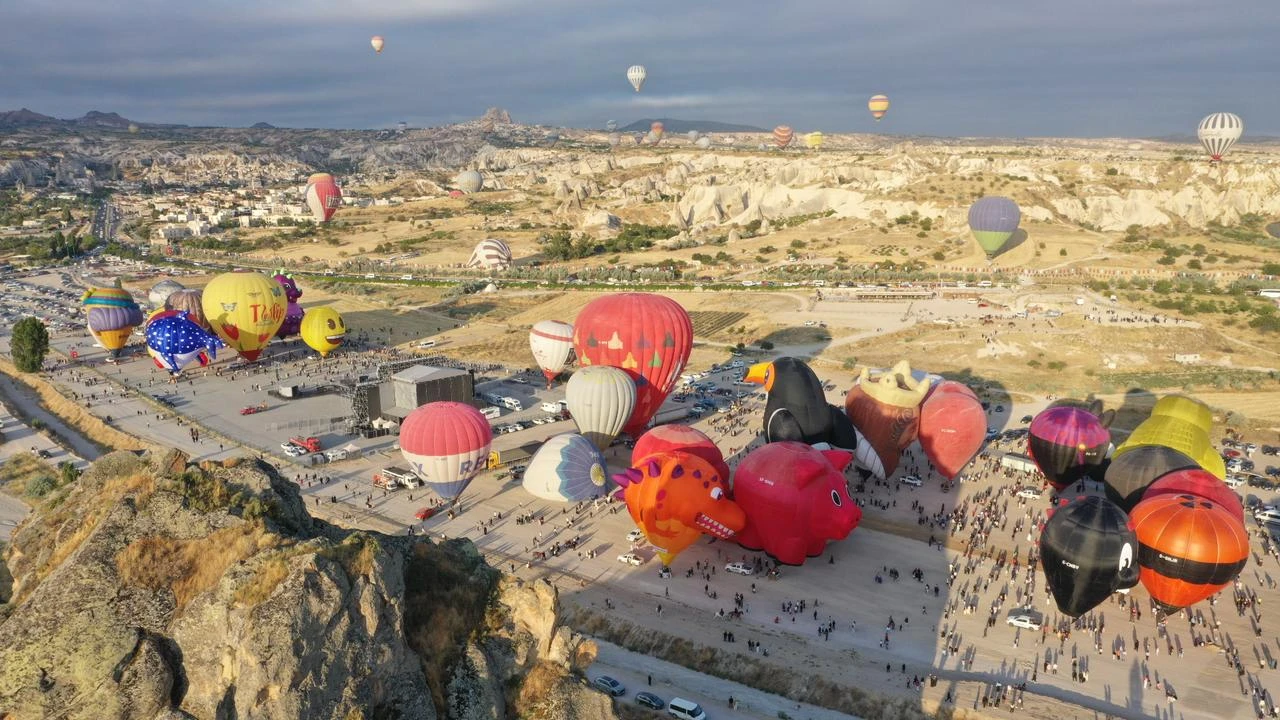Cappadocia's sky fills with color as balloon festival debuts