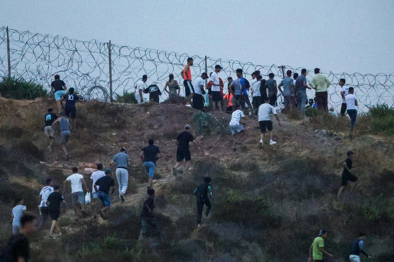 Ceuta crisis: 49,000 migrants cross as Spain, Morocco tighten border