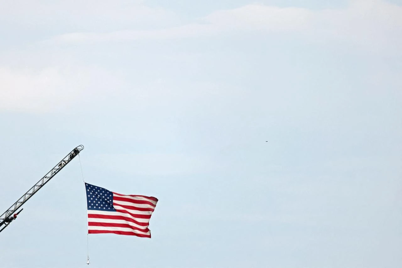 A general view of an American flag flying above the 18th green during the second round of the 3M Open 2026 at TPC Twin Cities on July 24, 2026 in Blaine, Minnesota. (AFP Photo)