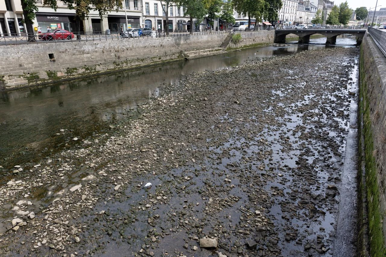French regions tighten water rules as drought spreads