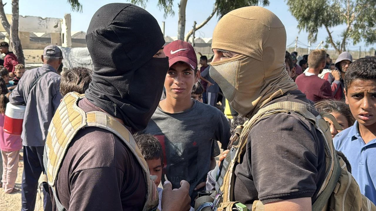 Members of al-Qassam Brigades, the armed wing of Hamas, during a hostage-prisoner exchange between Hamas and Israel in Deir al-Balah, Gaza, on October 13, 2025. (AA Photo)