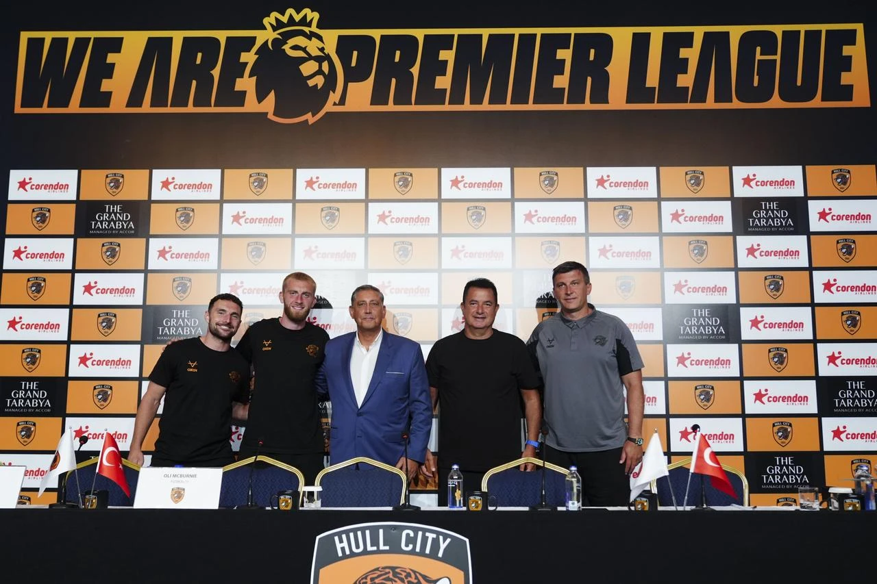 (L-R) Hull City captain Lewie Coyle, forward Oli McBurnie, Corendon Airlines Chairperson Yıldıray Karaer, Hull City Chairperson Acun Ilıcalı and head coach Sergej Jakirović pose during a preseason press conference in Istanbul, Türkiye, July 30, 2026. (AA Photo)
