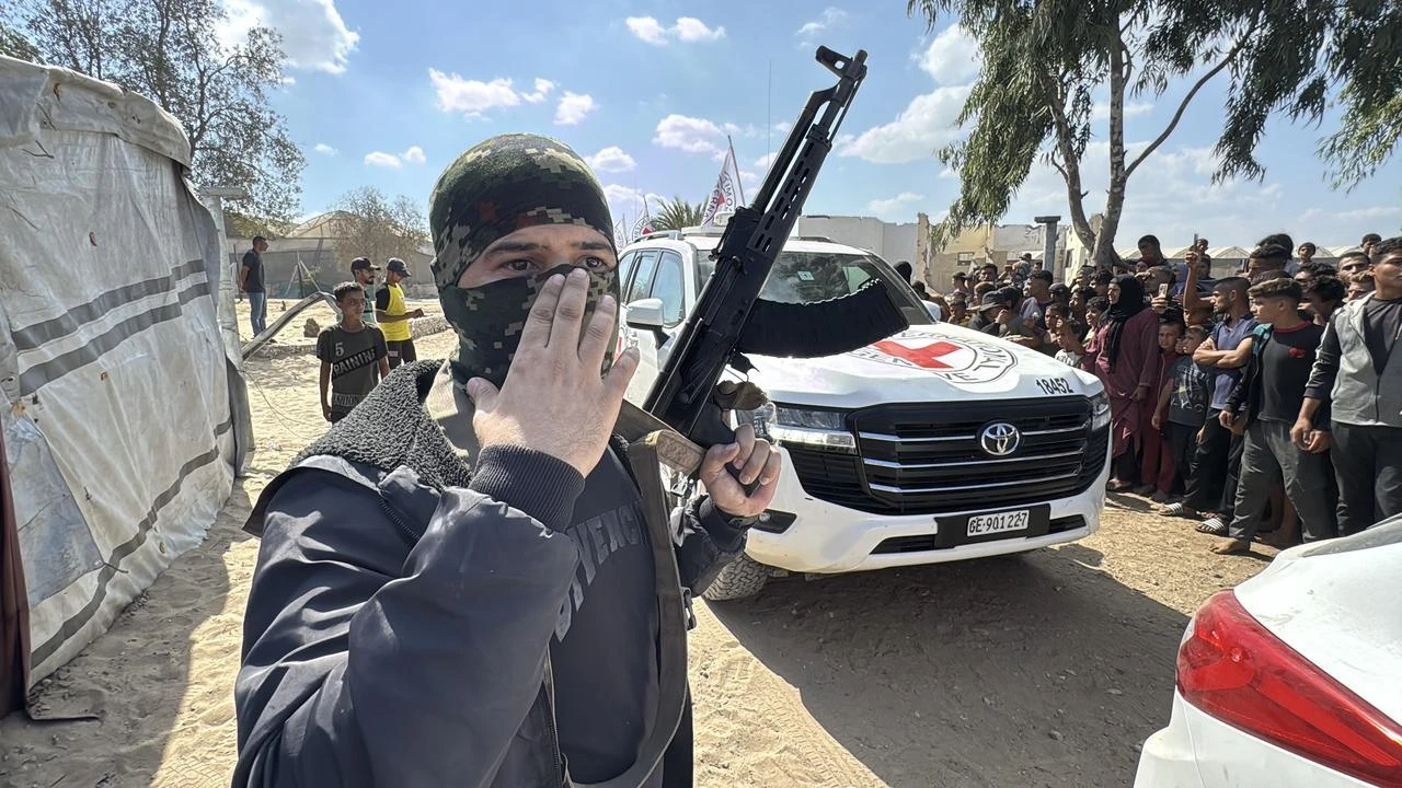 Members of al-Qassam Brigades, the armed wing of Hamas, during a hostage-prisoner exchange between Hamas and Israel in Deir al-Balah, Gaza, on October 13, 2025. (AA Photo)
