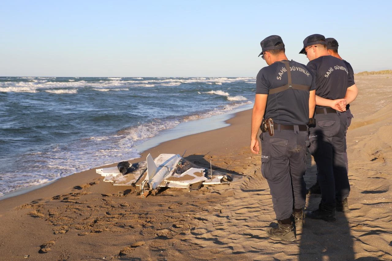 Coast Guard teams examine an unmanned aerial vehicle (UAV) that washed ashore and was found by Ali Cabuk in the Karasu district of Sakarya, July 30, 2026. (IHA Photo)
