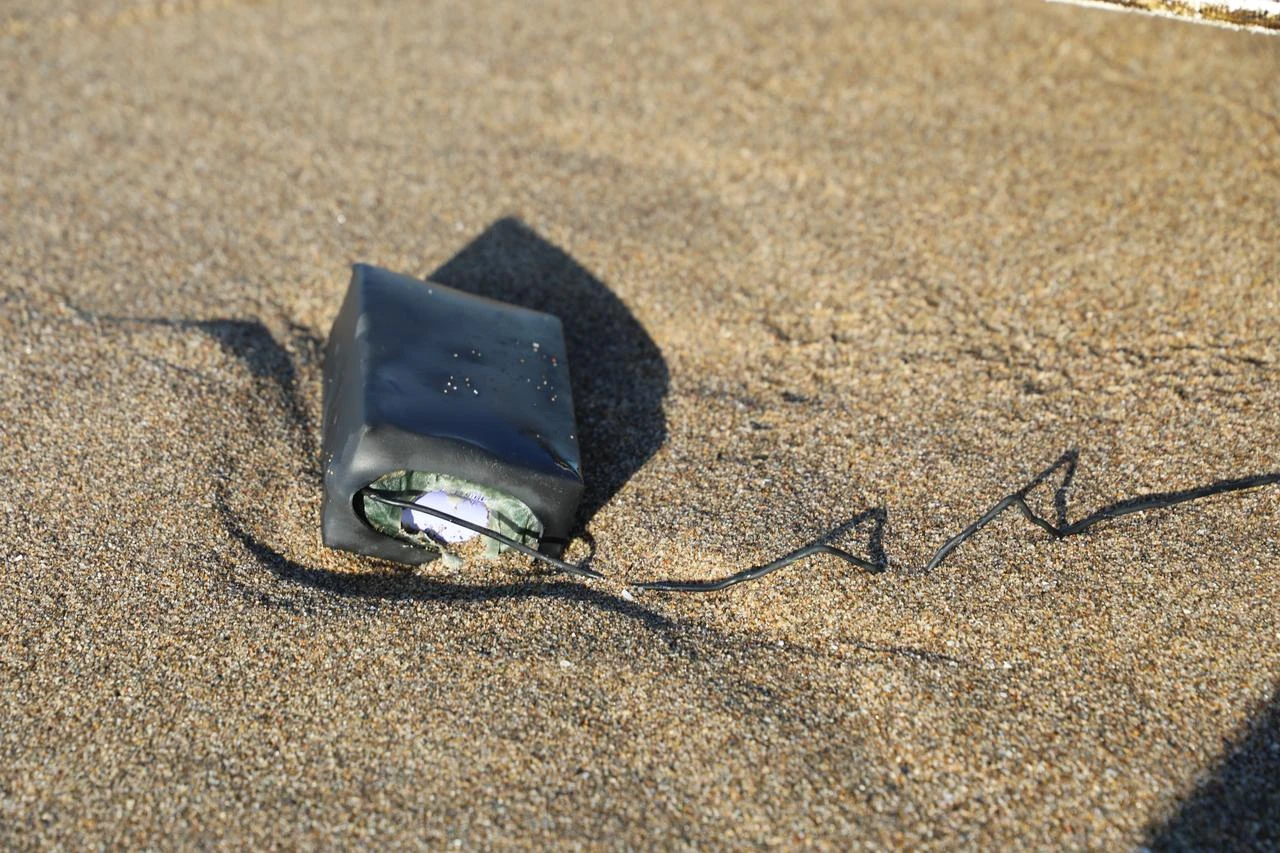 An unmanned aerial vehicle (UAV) that washed ashore and was found by Ali Cabuk in the Karasu district of Sakarya, July 30, 2026. (IHA Photo)