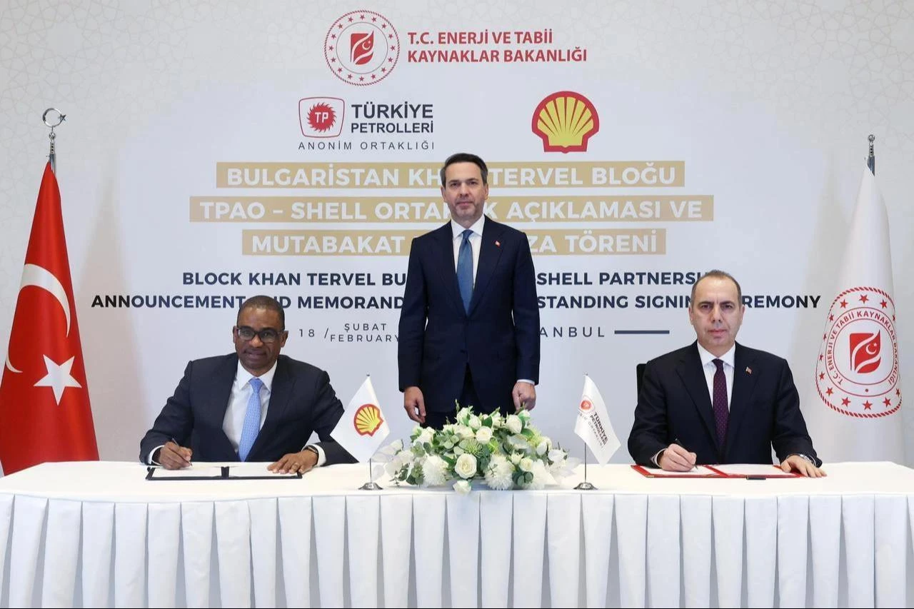 Shell Senior Vice President Eugene Okpere (L), Energy and Natural Resources Minister Alparslan Bayraktar (C), and TPAO General Manager Cem Erdem (R) attend the Khan Tervel Block partnership signing ceremony in Istanbul, Türkiye, Feb. 18, 2026. (Photo via X/@aBayraktar1)