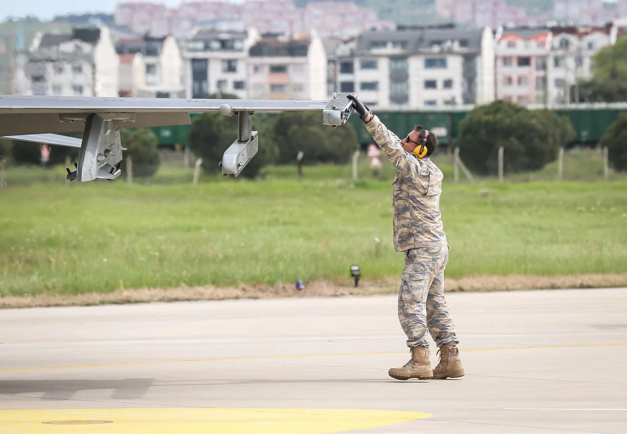 Technical personnel control an aircraft as F-16 fighter jets affiliated with the Air Force Command take off from Bandirma as part of the EFES-2026 exercise in Balikesir, Türkiye, May 8, 2026. (AA Photo)
