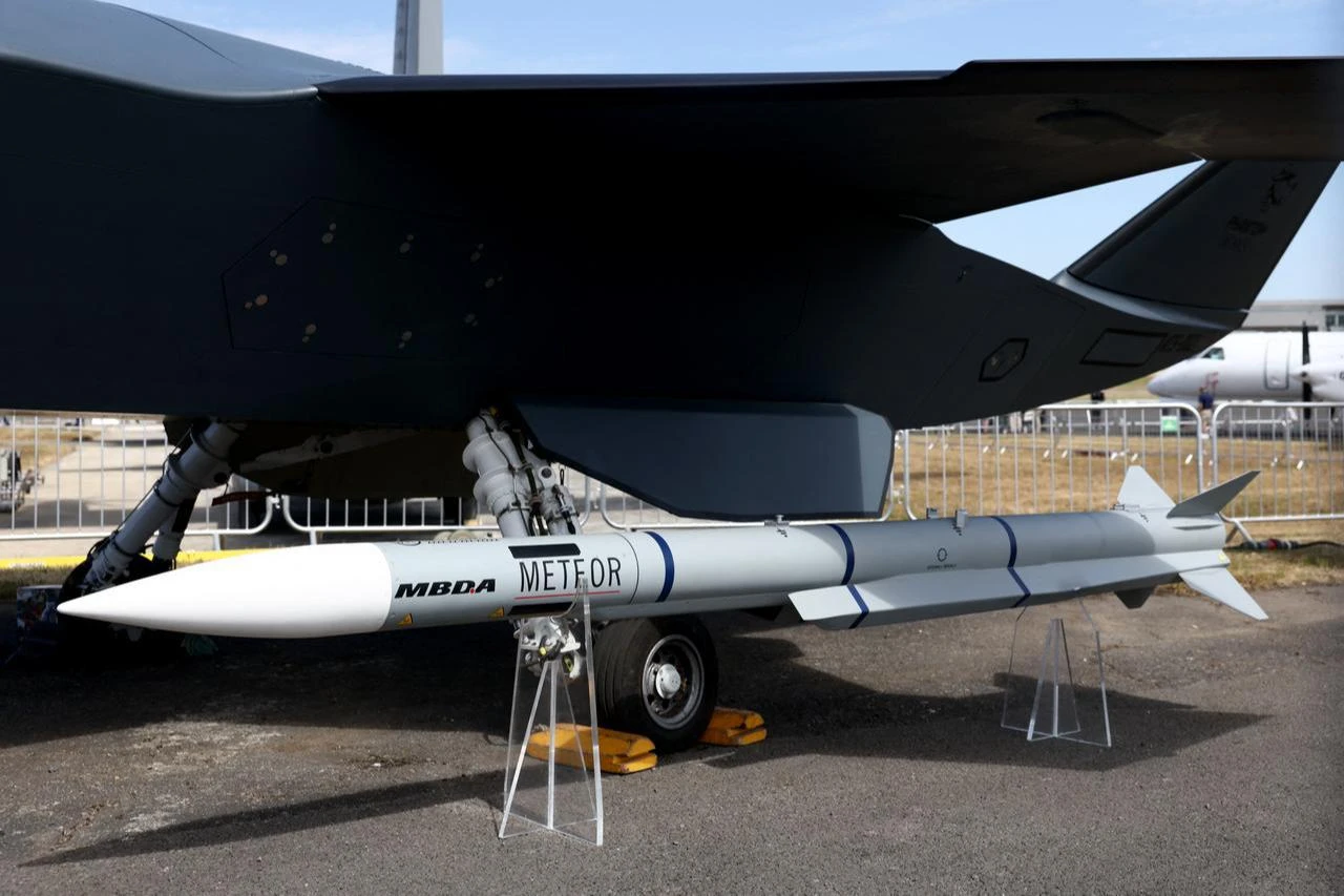 A MBDA Meteor air-to-air missile is pictured beside a Boeing MQ-28 Ghost Bat at the Farnborough International Airshow 2026 in Farnborough, London, July 20, 2026. (AFP Photo)