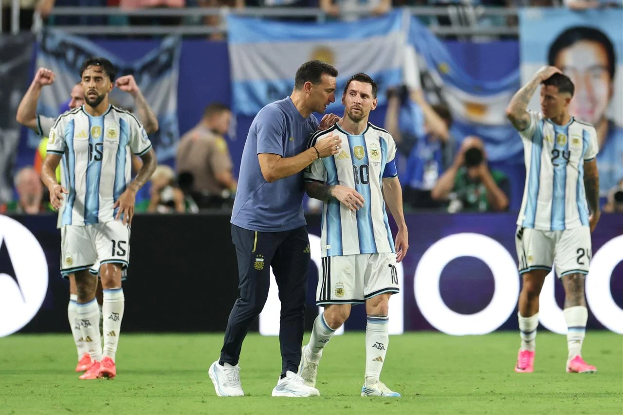 Argentina's head coach Lionel Scaloni gives instructions to Argentina's forward #10 Lionel Messi during the 2026 World Cup round of 32 football match between Argentina and Cape Verde at the Miami Stadium in Miami Gardens, July 3, 2026. (AFP Photo)
