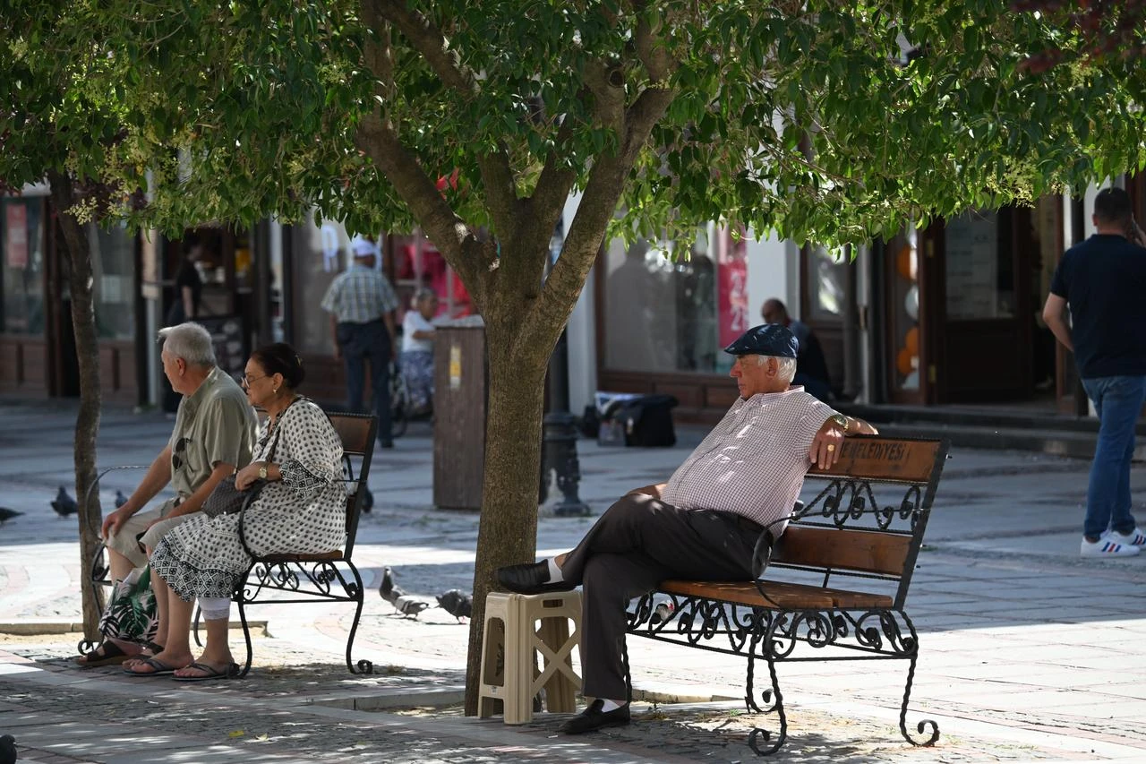 Elderly residents sit on benches in the shade as hot weather affects Edirne, Türkiye, June 29, 2026. (AA Photo)