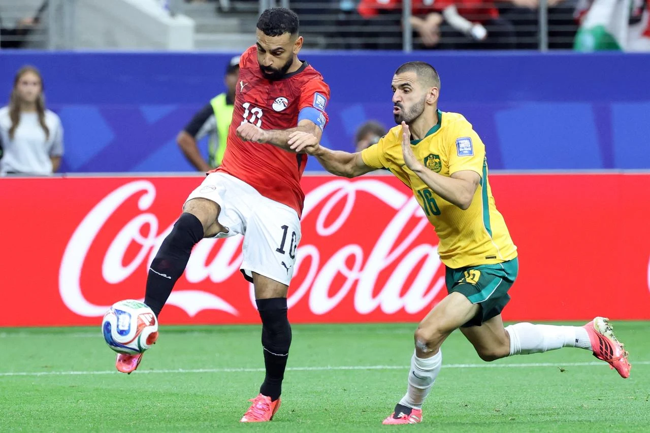 Egypt's forward #10 Mohamed Salah (L)  fights for the ball with Australia's defender #16 Aziz Behich during the 2026 World Cup round of 32 football match between Australia and Egypt at the Dallas Stadium in Arlington, July 3, 2026. (AFP Photo)
