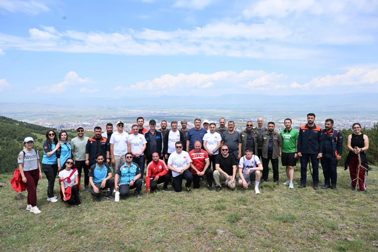 Run to Stars race begins on Türkiye's Erzurum's Palandoken peak