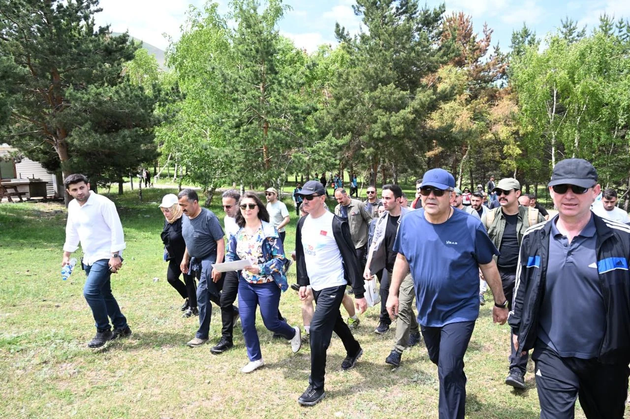 A 3-kilometer public walk was held on Mount Palandöken as part of the “Run to Stars—High-Altitude Run 2026” program. Erzurum, Türkiye, July 4, 2026. (AA Photo)