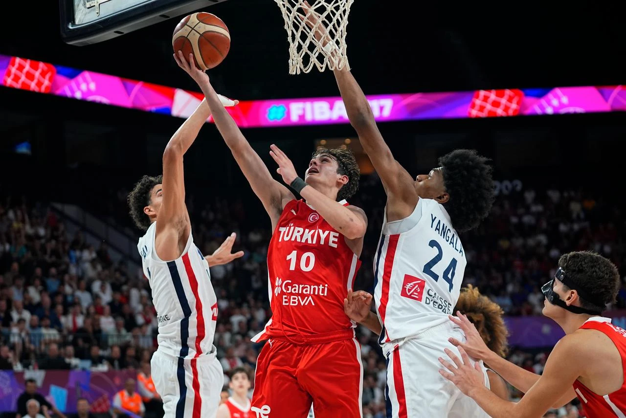 Türkiye’s Omer Kutluay competes with France’s Messi Yangala during the FIBA U17 Basketball World Cup match between France and Türkiye at the Basketball Development Center in Istanbul, Türkiye, July 3, 2026. (AA Photo)