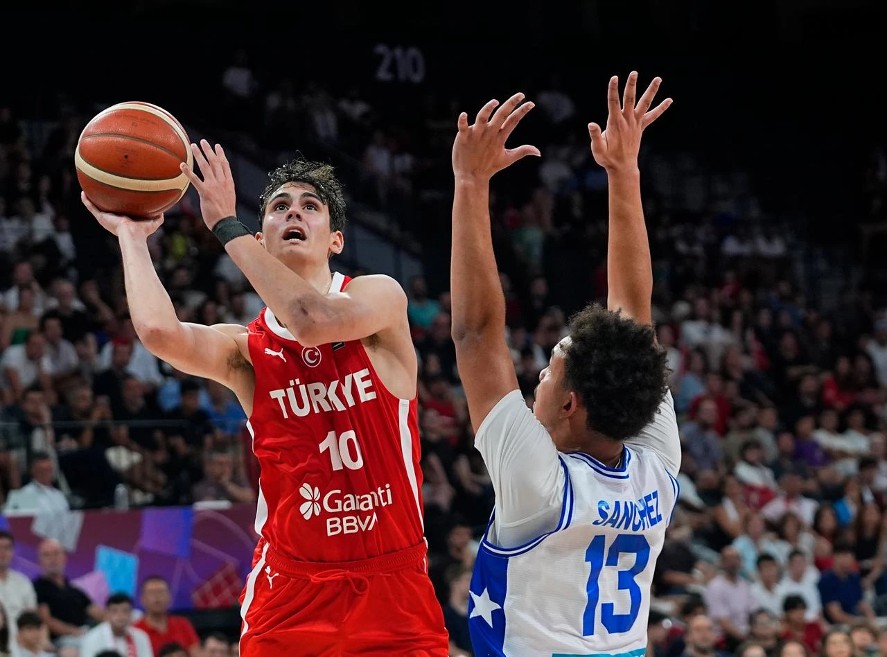 Türkiye’s Ömer Kutluay attempts a shot against Puerto Rico’s Yaddiel Sanchez during the FIBA U17 Basketball World Cup match between Puerto Rico and Türkiye at the Basketball Development Center in Istanbul, Türkiye, June 30, 2026. (AA Photo)