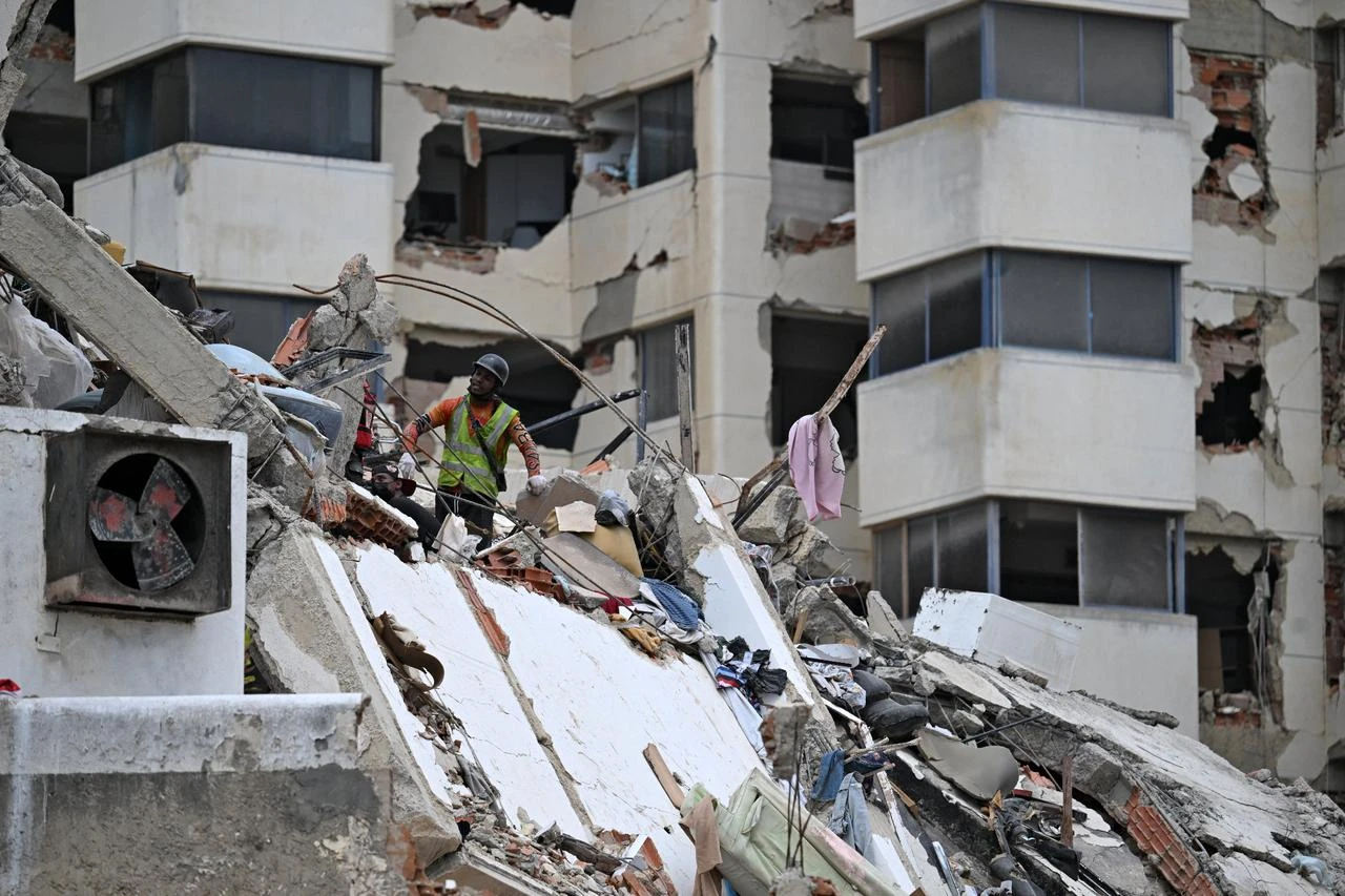 Venezuela earthquake toll reaches nearly 3,000 as international teams move to leave