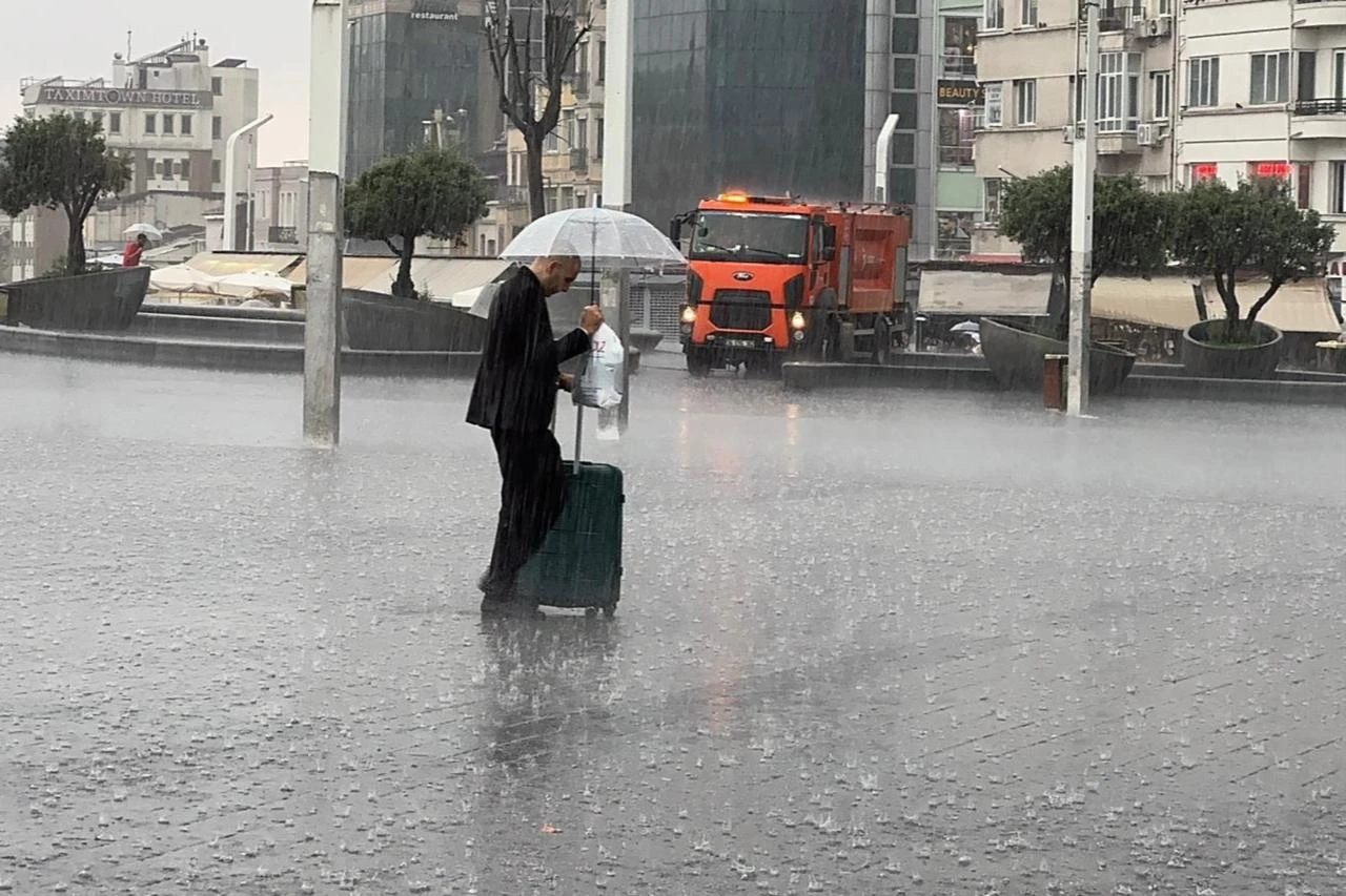 Yellow alert issued as heavy storms sweep through Istanbul