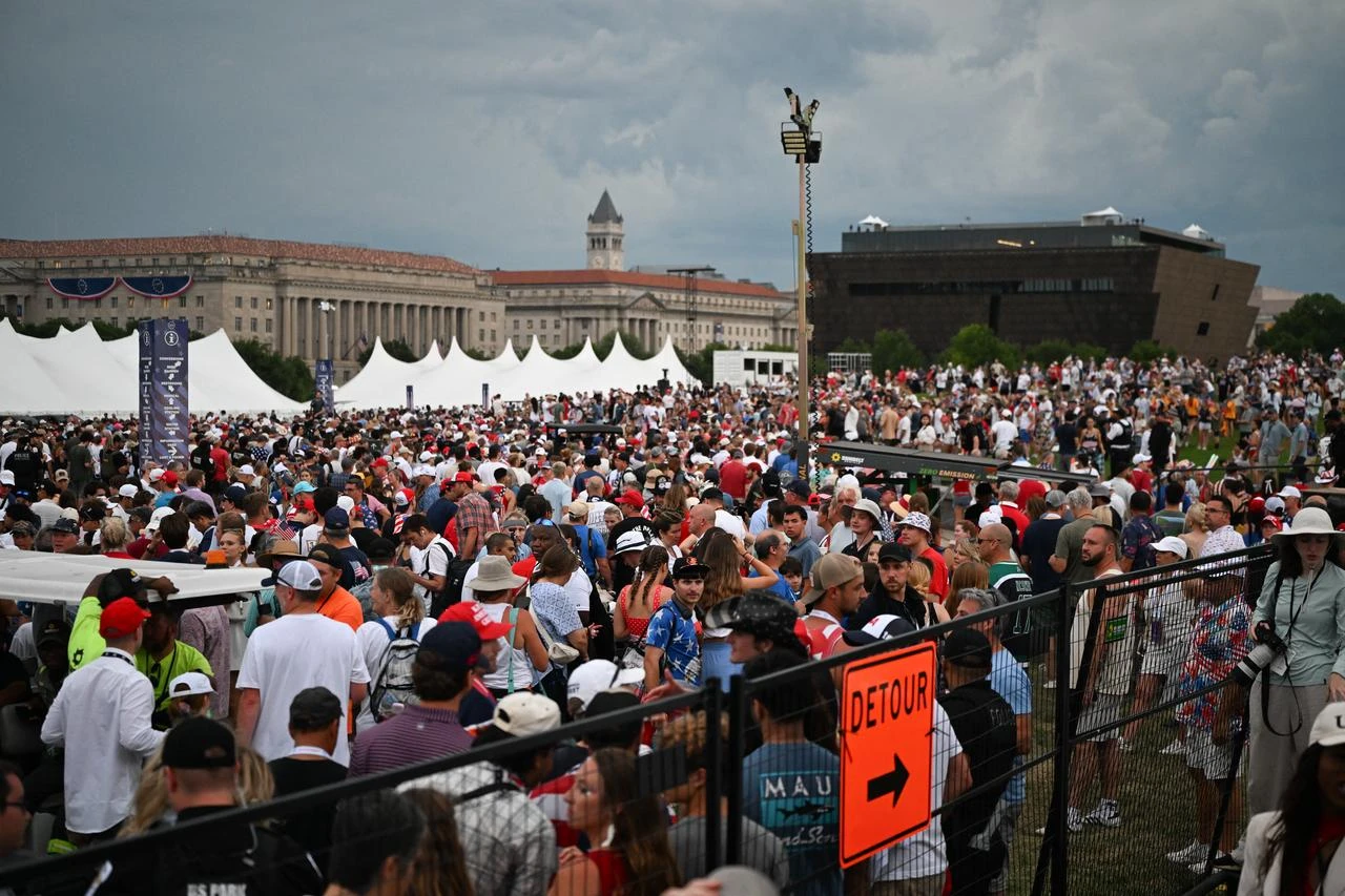 Attendees evacuate due to thunderstorms in the area during the "Salute to America" Independence Day celebration on the National Mall in Washington, DC, US, July 4, 2026. (AFP Photo)