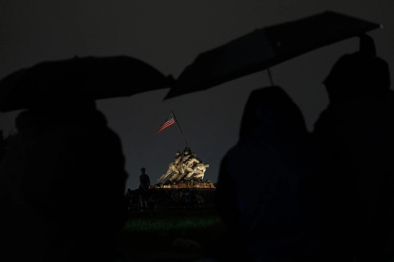 People wait for the start of the fireworks during the "Salute to America" Independence Day celebration on the National Mall in Washington, DC, July 4, 2026. (AFP Photo)
