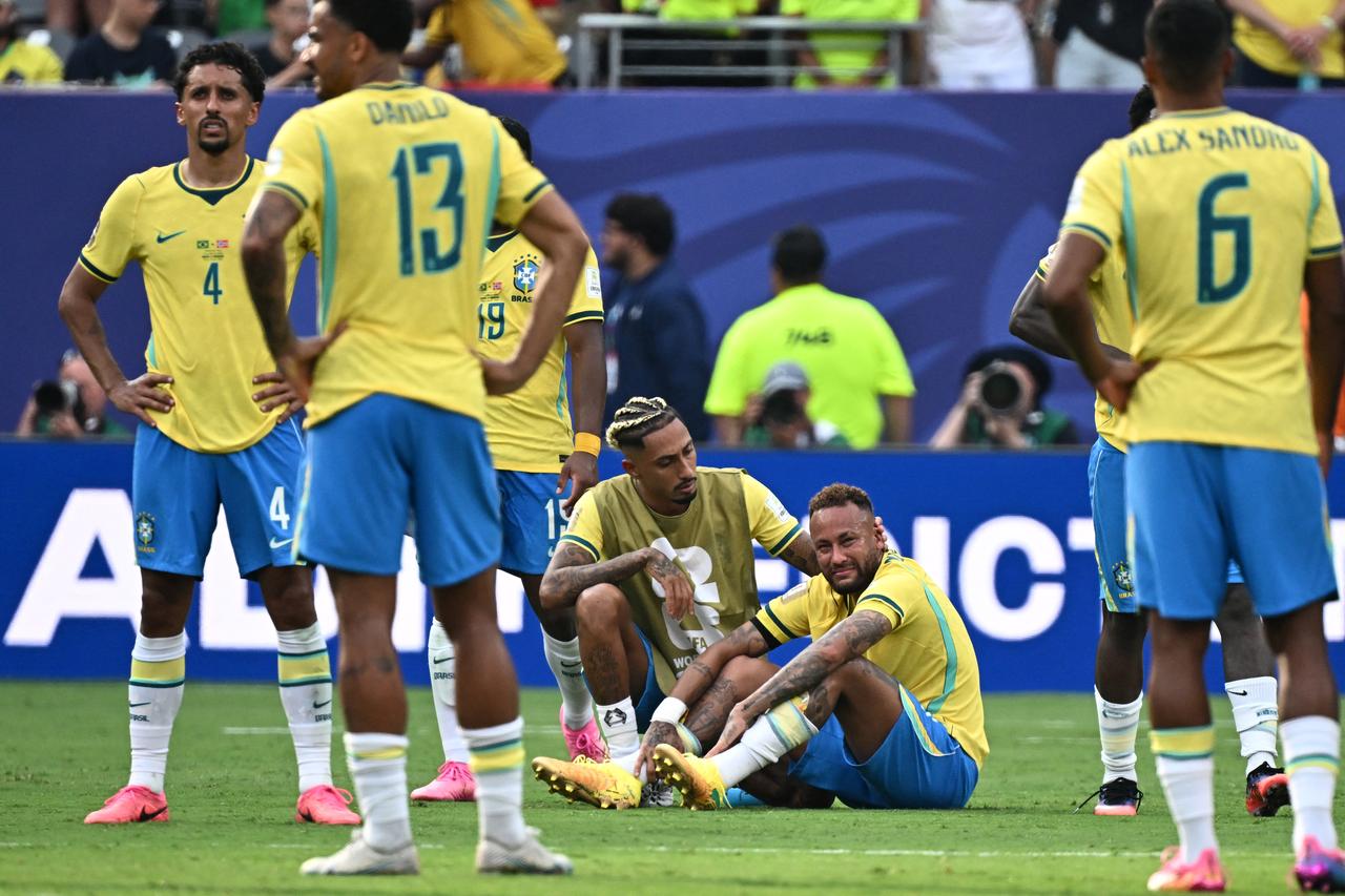 Brazil's forward Neymar (R) and forward Raphinha (L) react after losing the 2026 World Cup round of 16 football match between Brazil and Norway. (AFP Photo)