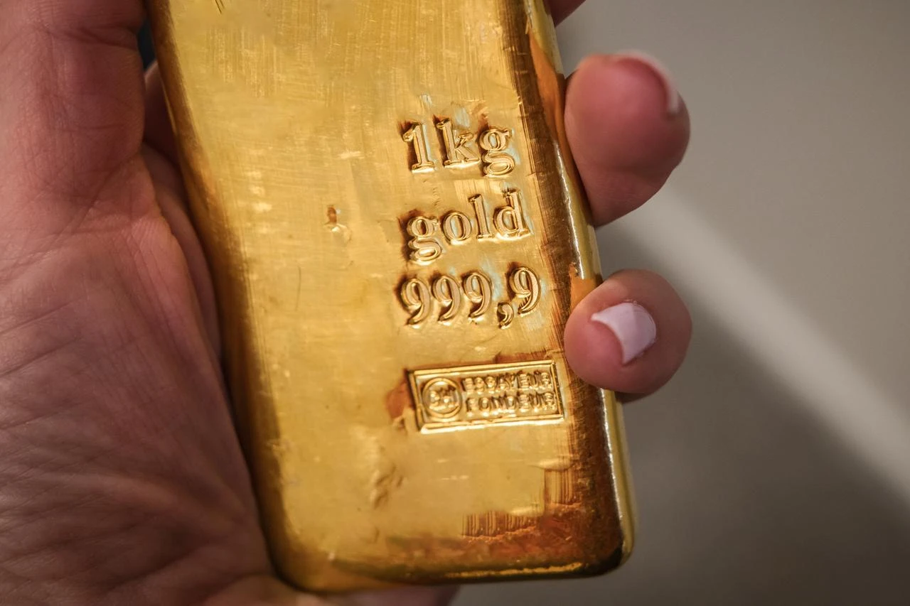 Gold slips as global banks diverge on bullion amid Fed uncertainty