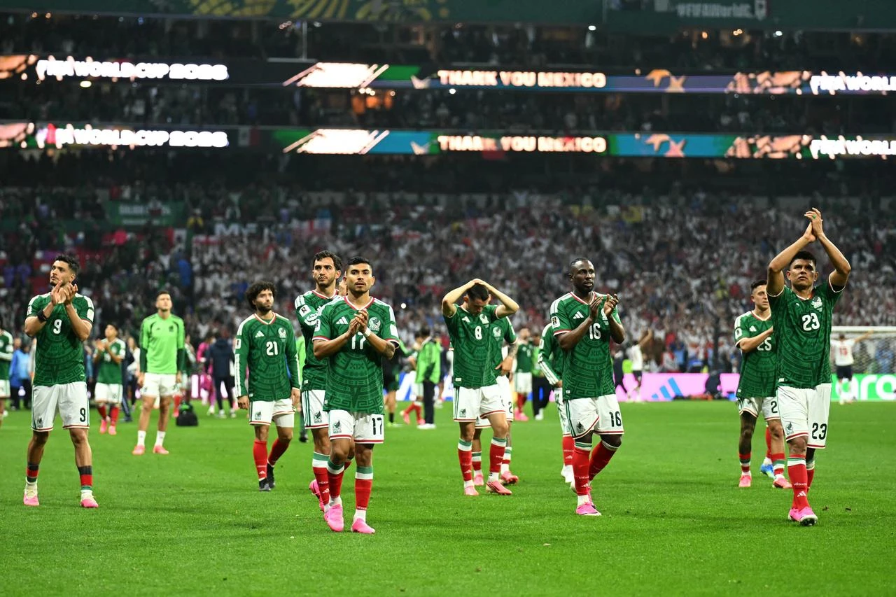Mexico players acknowledge the crowd after losing the 2026 World Cup round of 16 football match between Mexico and England at the Mexico City Stadium in Mexico City, July 5, 2026.  (AFP Photo)