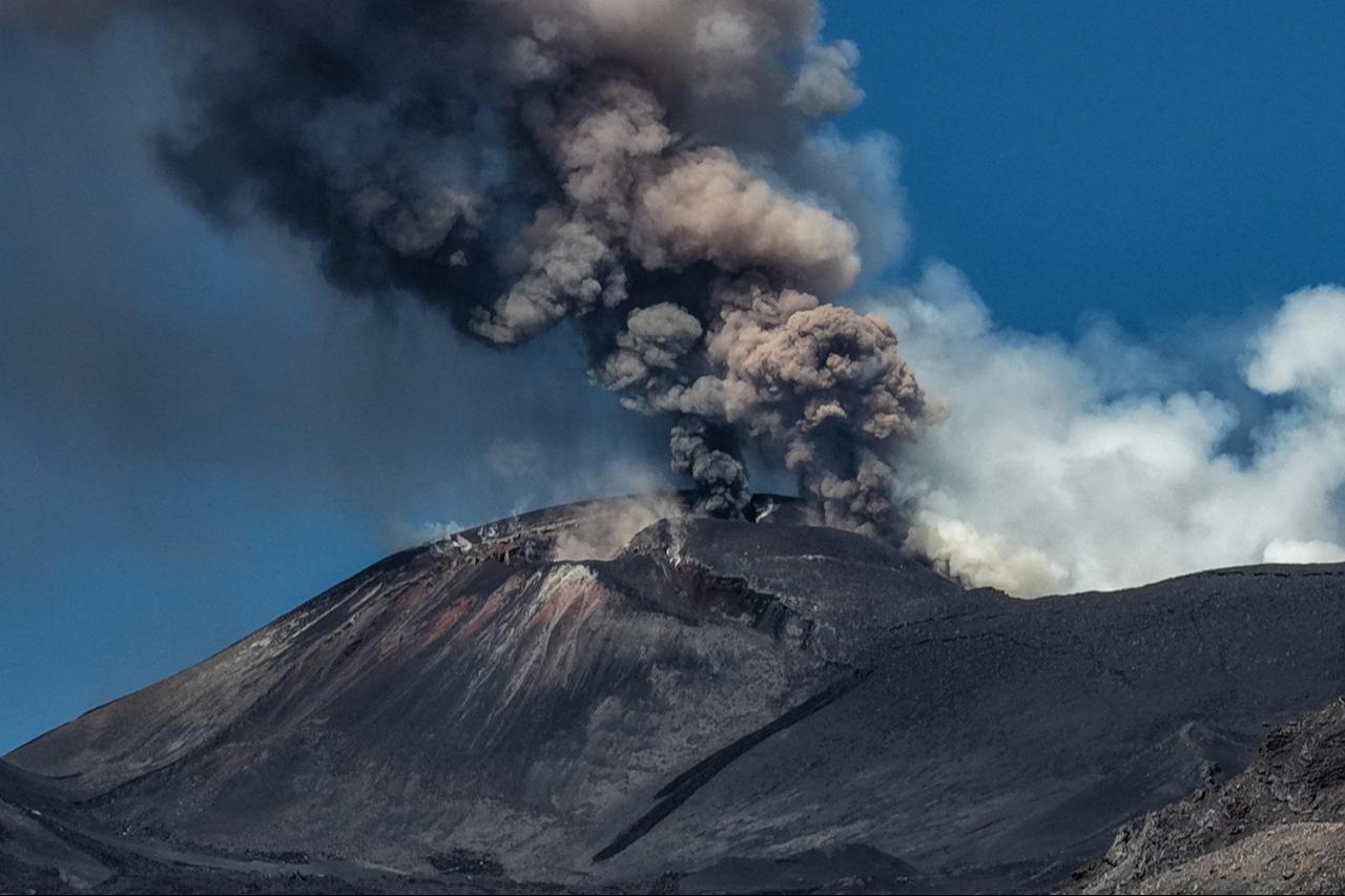 The photograph shows smoke rising from the crater during an eruption of the Mount Etna volcano in Sicily, Italy, on July 5, 2026 (AFP Photo)