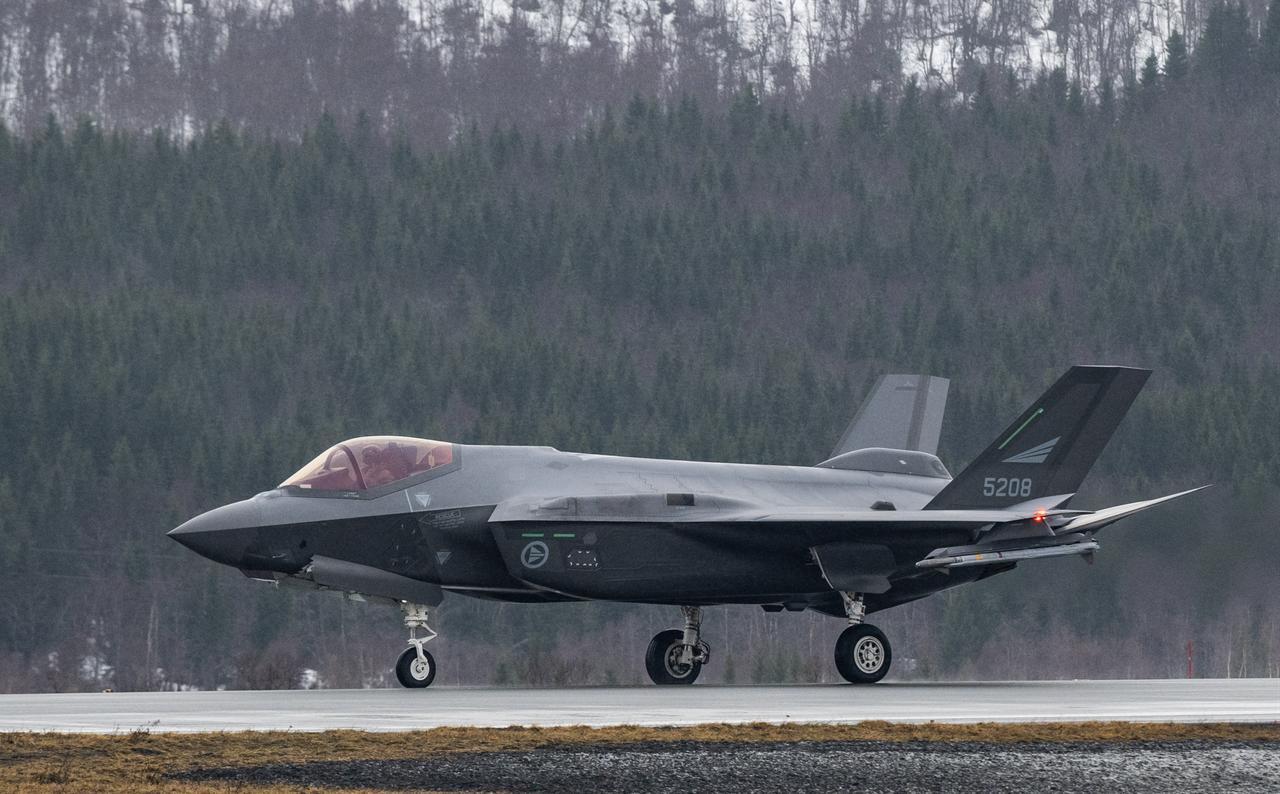A US-made F-35 fighter aircraft of the Royal Norwegian Air Force lands at Evenes Airbase, near Narvik on March 11, 2026. (AFP Photo)