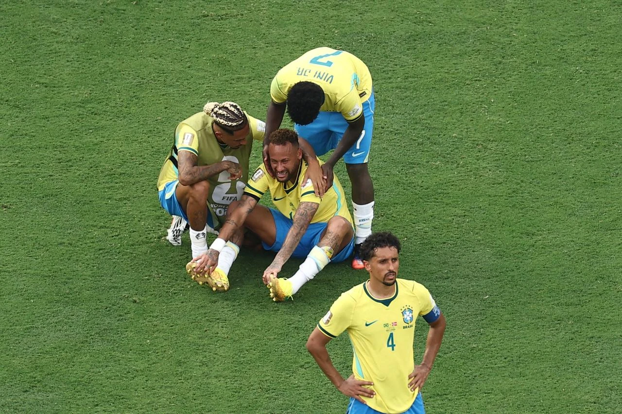 Brazil's forward #10 Neymar (C) reacts after losing the 2026 World Cup round of 16 football match between Brazil and Norway at the New York/New Jersey Stadium in East Rutherford, July 5, 2026. (AFP Photo)