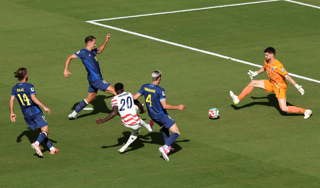 U.S. forward Folarin Balogun scores past Bosnia goalkeeper Nikola Vasilj at San Francisco Bay Area Stadium, July 1, 2026. (AFP Photo)