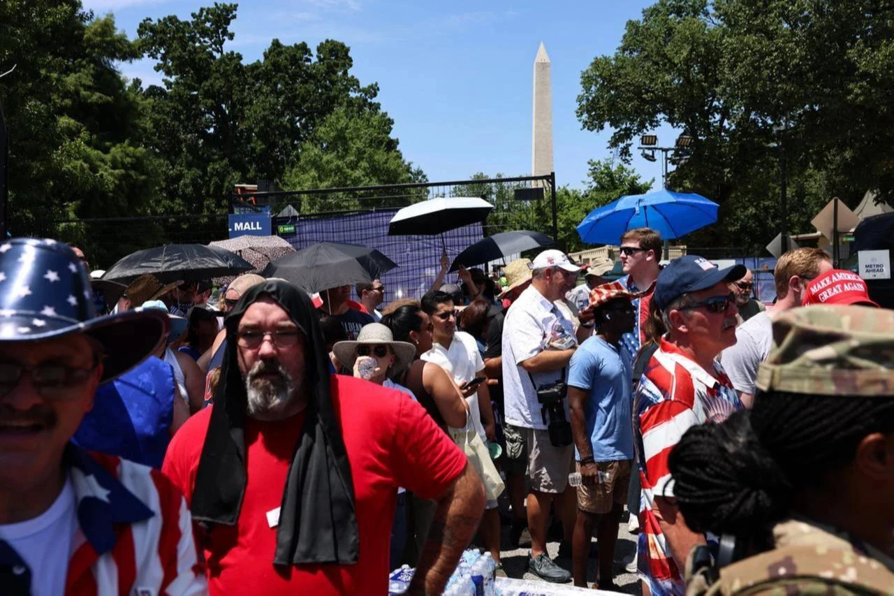 25 dead in US heat wave as East Coast flood threat looms