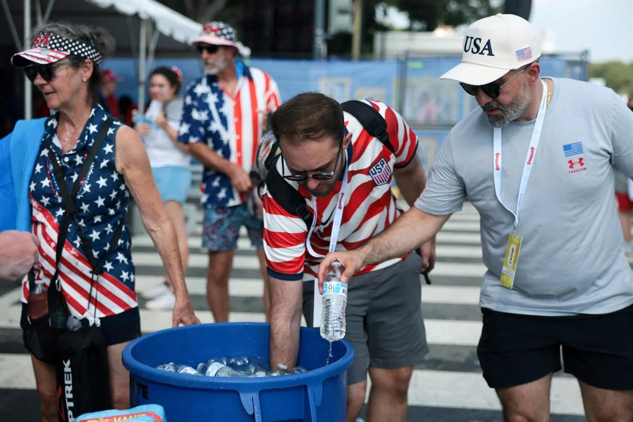 Visitors take bottled water during Fourth of July celebrations on the National Mall in Washington, DC, July 4, 2026. (AFP Photo)