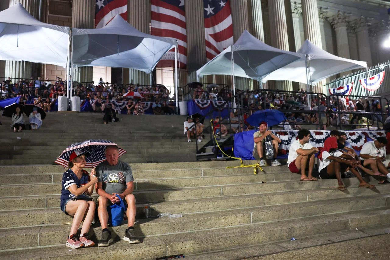 Visitors wait to reenter the National Mall after a severe weather evacuation during Fourth of July celebrations in Washington, DC, July 4, 2026. (AFP Photo)
