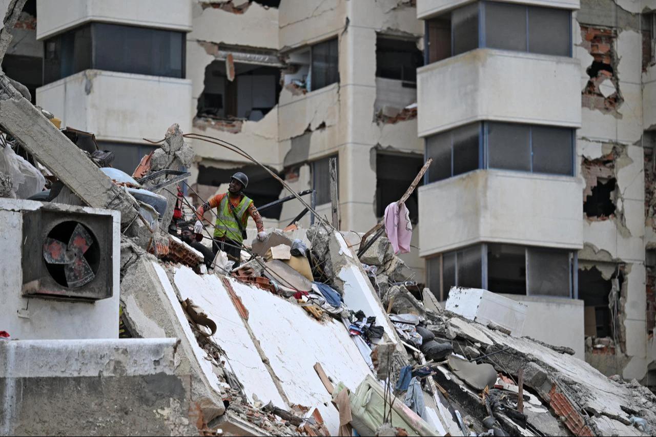 Rescue workers look from victims at a destroyed building in La Guaira, Venezuela on July 4, 2026. (AFP Photo)