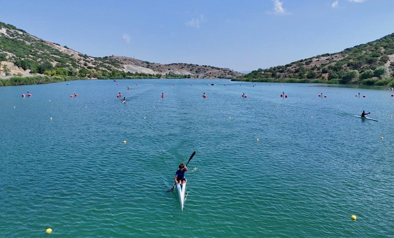Athletes compete in the qualifying heats during the opening day of the 2026 Flatwater Canoe Türkiye Cup at the Sarisungur Reservoir in Eskisehir. (AA Photo)