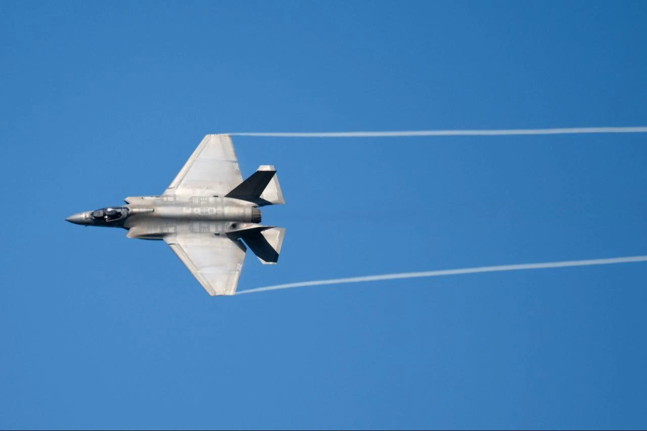 A US Navy F-35 performs a fly-by for the US president and first lady as they visit the USS George H.W. Bush aircraft carrier, October 5, 2025. (AFP Photo)