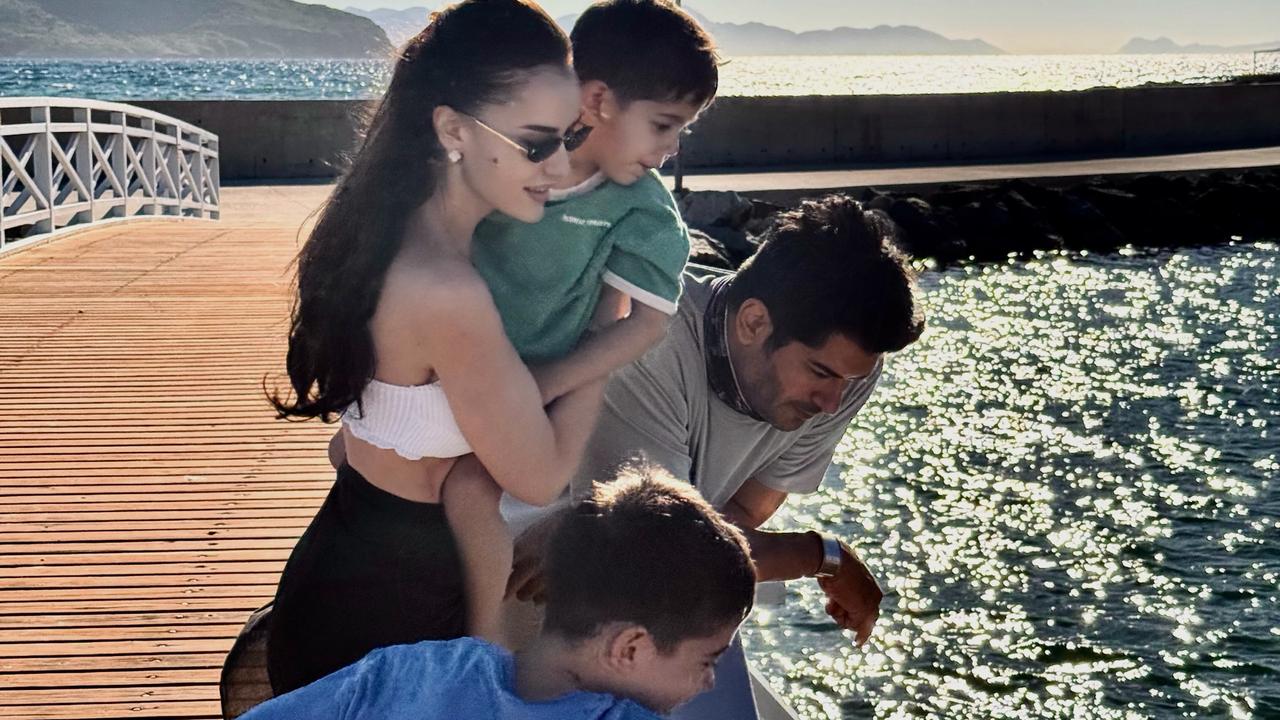 Fahriye Evcen, Burak Ozcivit share family moments by the sea