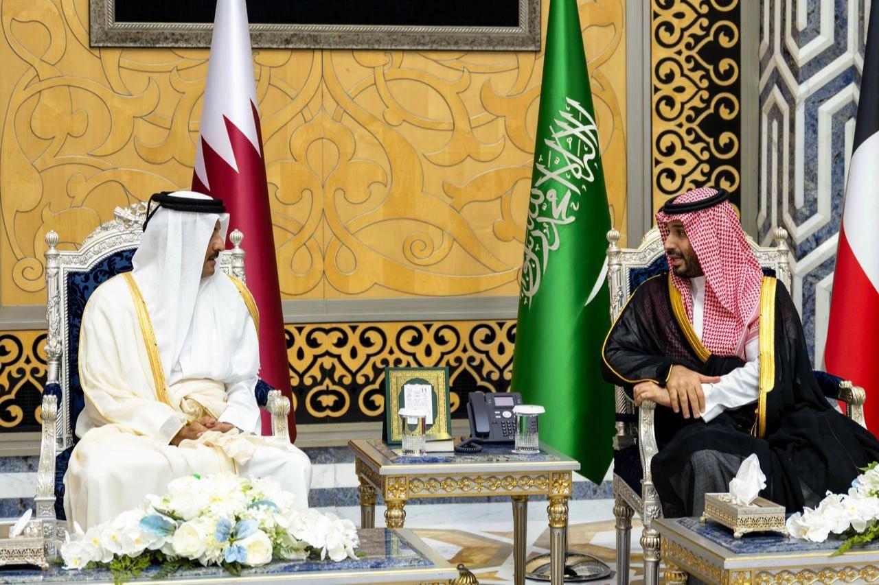 Qatar's Emir Sheikh Tamim bin Hamad Al-Thani (L) meeting with Saudi Arabia's Crown Prince Mohammed bin Salman (R) in Jeddah on April 28, 2026. (AFP Photo / Qatar Amiri Diwan)