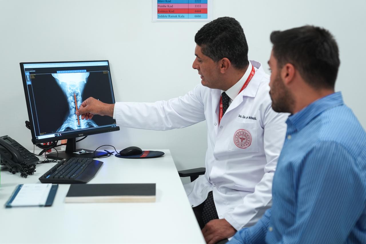 Izzet Bingol reviews an X-ray with a patient at Ankara Bilkent City Hospital, Ankara, Türkiye, July 6, 2026. (AA Photo)