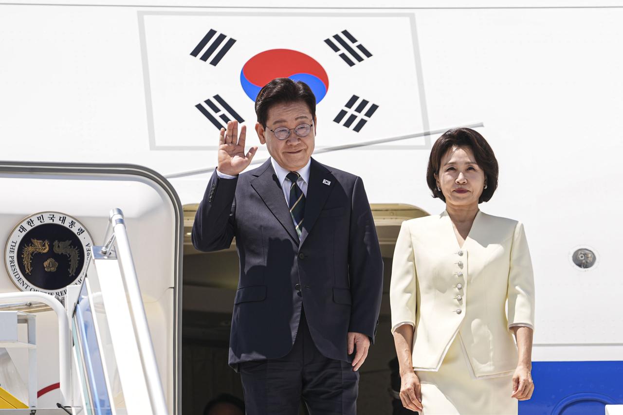 South Korean president and NATO chief discuss defense procurement at Ankara summit Image